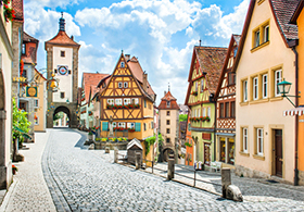 Sonniger Blick auf das historische Pl&ouml;nlein in Rothenburg ob der Tauber mit Fachwerkh&auml;usern und Stadtmauer