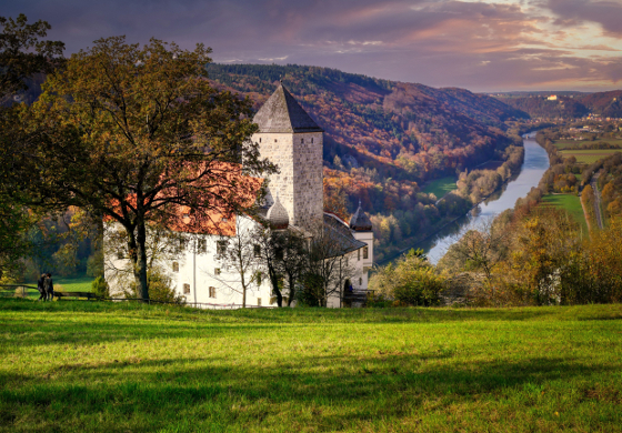 Burg Prunn im Altmühltal mit Blick auf die Donau und herbstliche Landschaft