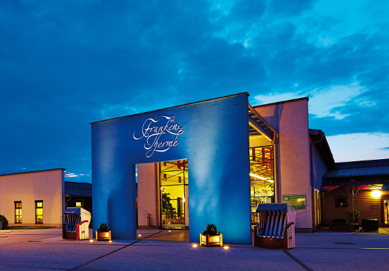 Eingang der Franken-Therme Bad Windsheim bei Abendbeleuchtung