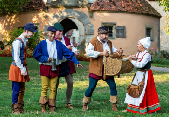 Darsteller in historischen Gewändern bei den Hans Sachs Spielen in Rothenburg ob der Tauber