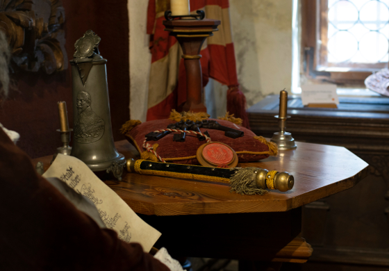 Historisches Gewölbe mit Trinkbecher, Urkunden und Zepter – Meistertrunk Ausstellung in Rothenburg ob der Tauber