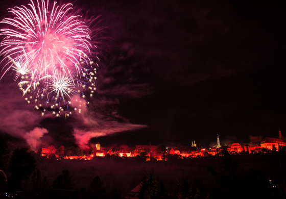 Feuerwerk über der beleuchteten Altstadt von Rothenburg ob der Tauber bei den Reichsstadttagen