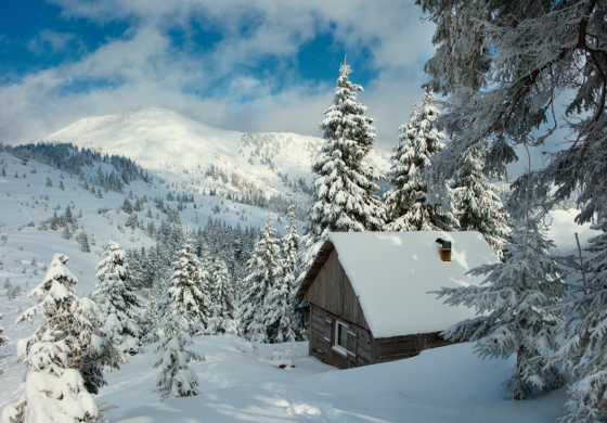 Verschneite Hütte in den Bergen umgeben von Winterwald, Skiurlaub in Franken