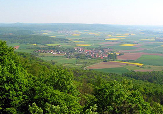 Panorama über Felder, Dörfer und Wälder am Rand des Steigerwaldes bei Rothenburg ob der Tauber