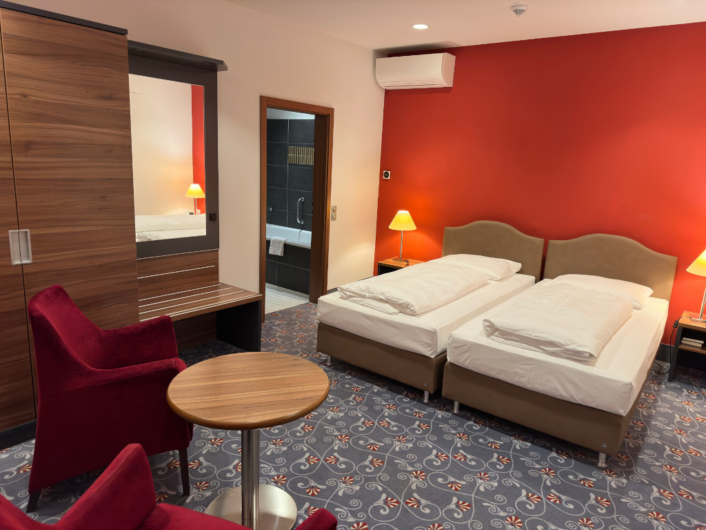 Familenzimmer Schlafzimmeransicht Richtung Badezimmer