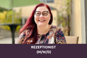 Lächelnde Mitarbeiterin im Außenbereich – Stellenangebot Rezeptionist (m/w/d) im Prinzhotel Rothenburg