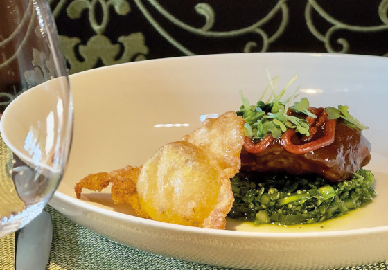 Gourmetgericht mit Iberico-Bäckchen, Gemüse und knuspriger Beilage – Menü im Restaurant Topinambur, Prinzhotel Rothenburg