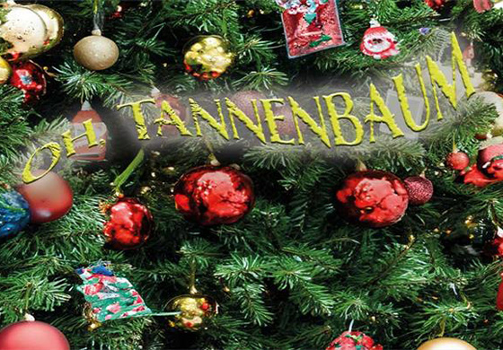 Geschmückter Weihnachtsbaum mit roten und goldenen Kugeln – Arrangement Oh Tannenbaum im Prinzhotel Rothenburg ob der Tauber