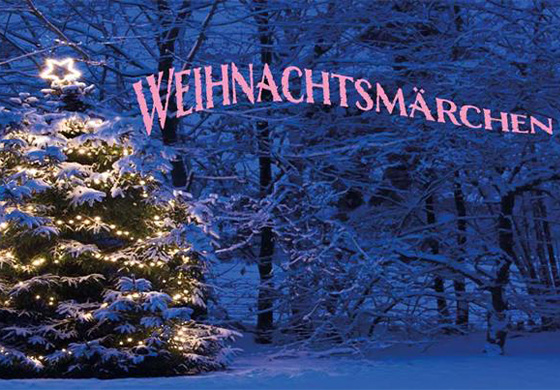 Verschneiter Weihnachtsbaum im Wald mit Lichterkette – Arrangement Weihnachtsmärchen im Prinzhotel Rothenburg ob der Tauber