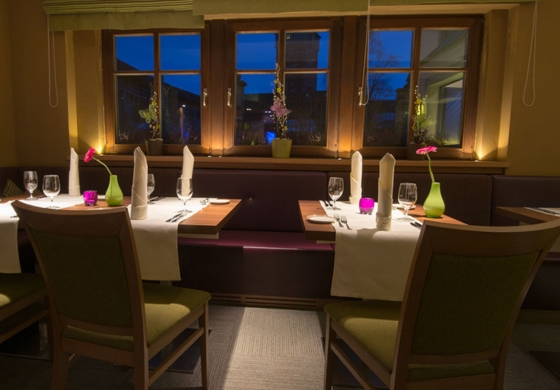 Restaurant im Prinzhotel Rothenburg &ndash; festlich gedeckte Tische am Abend mit Blick aus dem Fenster