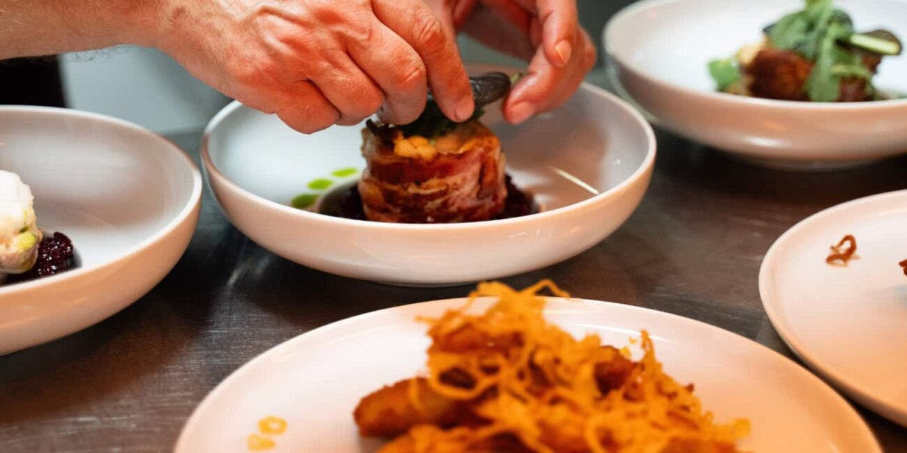 Küchenchef bei der Handarbeit – frische Zubereitung feiner Speisen im Restaurant Topinambur im Prinzhotel Rothenburg