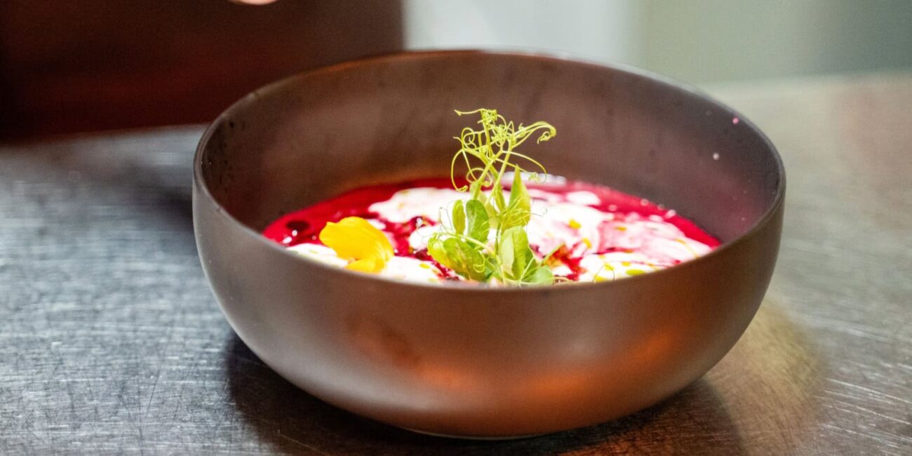 Kreativ angerichtete Suppe am Pass im Restaurant Topinambur – moderne Küche im Prinzhotel Rothenburg