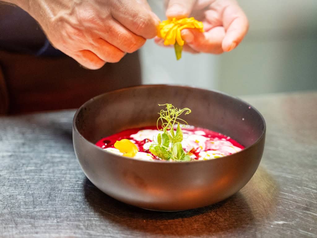 Kreativ angerichtete Suppe am Pass im Restaurant Topinambur – moderne Küche im Prinzhotel Rothenburg