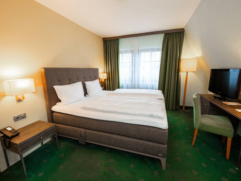 Gemütliches Superior Doppelzimmer im Prinzhotel Rothenburg mit Boxspringbett, Schreibtisch und TV