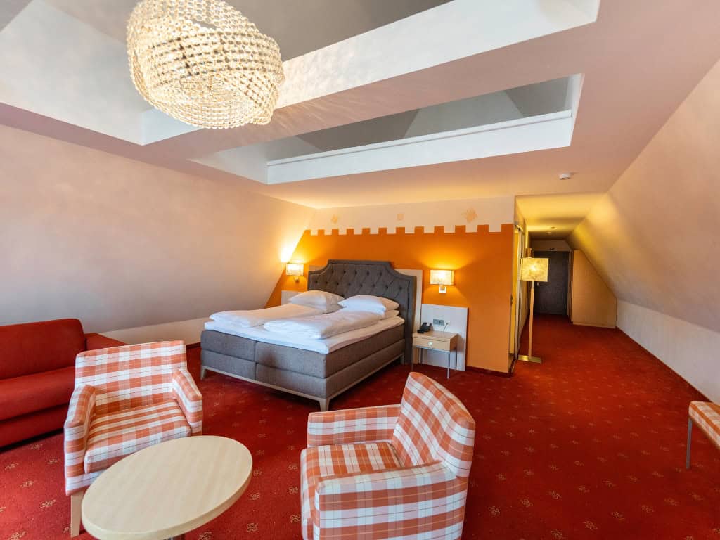 Wellness Suite at the Prinzhotel Rothenburg – cozy bedroom with double bed and designer ceiling