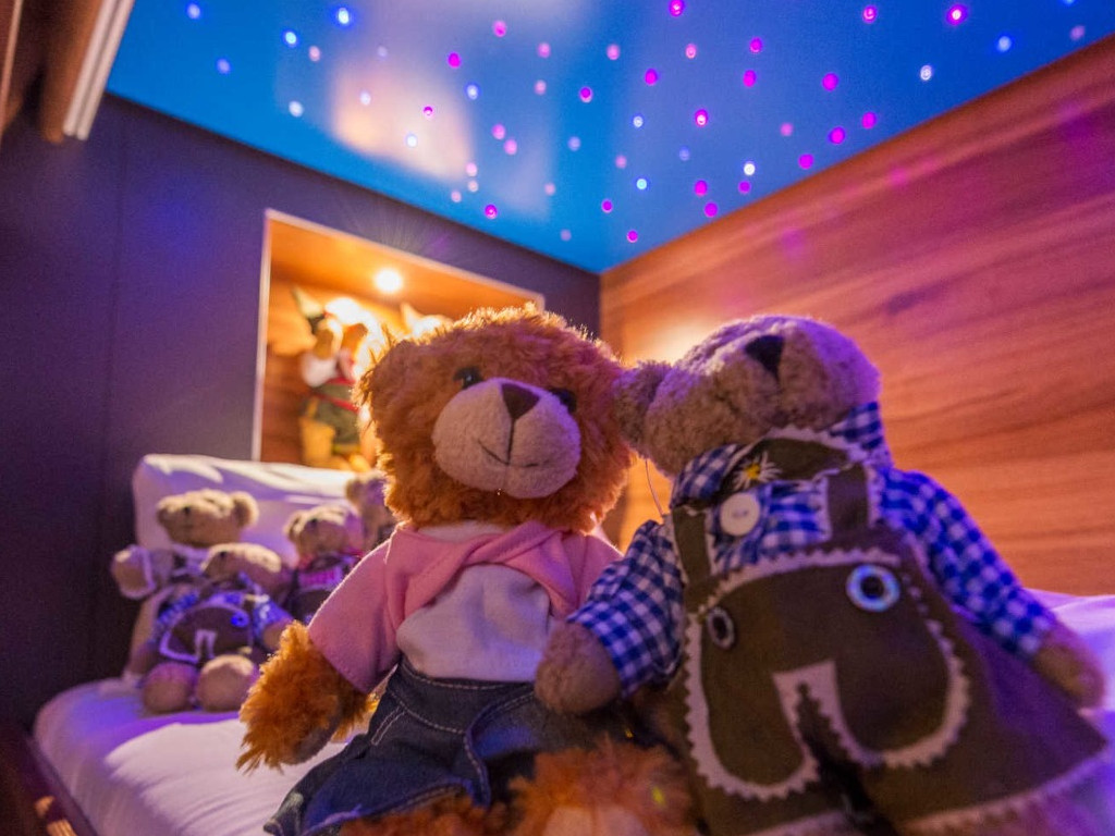 Teddybären im Familienzimmer des Prinzhotels Rothenburg mit Sternenhimmel an der Decke