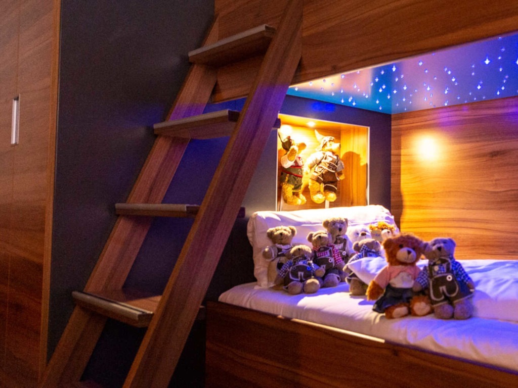Familienzimmer im Prinzhotel Rothenburg ob der Tauber mit Etagenbett und Einzelbetten – großzügiges Hotelzimmer für Familien